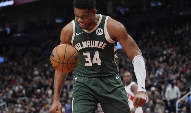 世界杯赛程-打得郁闷！字母哥15中10拿下24分5板4助1断 砸球泄愤吃T