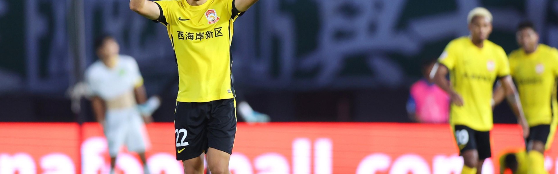 德转：杨希转会上海海港的转会费为143万欧元